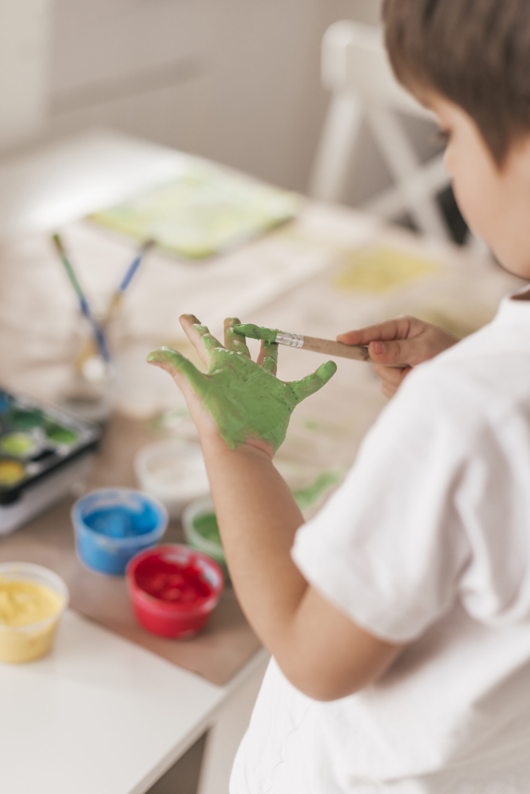 Kleines-kind-malt-wie-ein-kunstler-